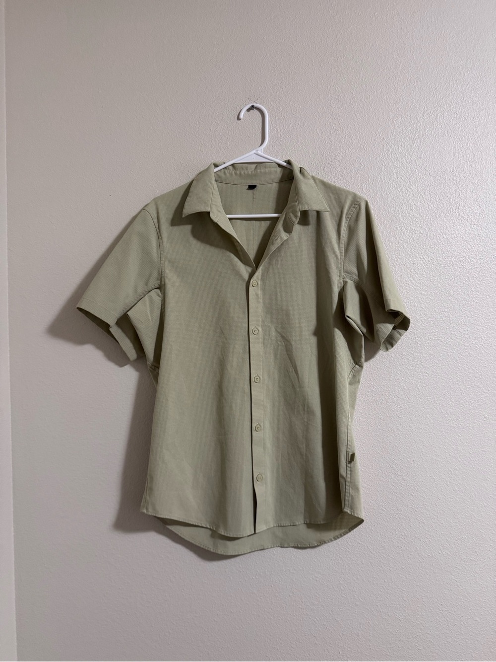 Lululemon Men's Short-Sleeve Button-Down Shirt in Light Olive